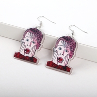 Boucles d'oreilles pendantes en acrylique pour homme, personnalisées avec impression du film Home Alone, style Hip Hop, motif garçon en pull rouge avec cheveux roses, thème 'Scared Little'.