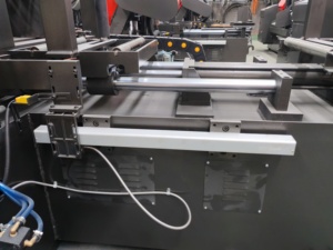 Scie à ruban horizontale robuste GS260 avec moteur d'alimentation automatique pour la découpe industrielle du métal, capacité de 260 mm - Product Image 5