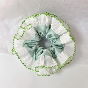 Diadema de Satén con Borde Ondulado Romántico Francés, Banda para el Cabello de Novia Hecha de Tela Romántica - Product Image 5