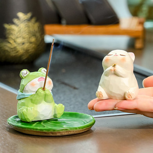Brûleur d'encens en résine en forme de grenouille, figurine mignonne faite à la main pour bureau, usage aromatique - Product Image 1