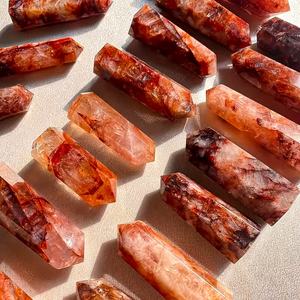 หินควอตซ์สีแดงธรรมชาติคุณภาพสูงแบบขายส่ง รูปทรงหอคอย พร้อมลวดลายเปลวไฟสีแดงเลือดแดง แกะสลักแบบอิสระ - Product Image 1