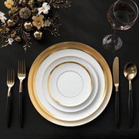 Assiettes à dîner larges à bord doré pour mariage, ensemble d'assiettes de luxe en porcelaine fine dorée et blanche
