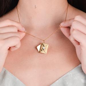 커플을 위한 핫 세일 트렌디 골드 도금 스테인레스 스틸 사용자 정의 사진 새겨진 러브 레터 봉투 펜던트 목걸이 링크 체인 - Product Image 5