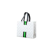 Sacs cadeaux de luxe avec logo en relief, vente en gros, sacs fourre-tout réutilisables personnalisés, fournisseur d'emballages de luxe