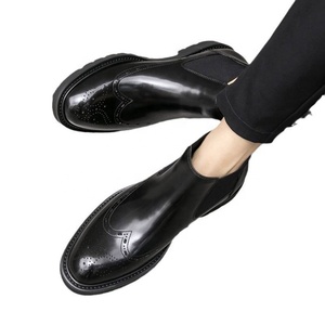 Bottes mi-mollet pour hommes, style rétro classique, en PU à semelle épaisse, avec décorations gravées, pour l'automne et l'hiver - Product Image 4