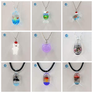 उच्च गुणवत्ता वाली लघु हस्तनिर्मित मुरूनो लैम्पवर्क ग्लास समुद्री मछली और जेलीफ़िश जानवर बच्चों के नेकलेस के लिए प्यारी शैली - Product Image 1