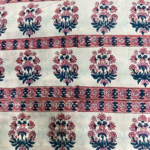 Tissu imprimé en coton blanc cassé de qualité supérieure, orné de motifs floraux répétés roses et bleus avec des détails botaniques complexes - Product Image 3