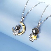 Collier personnalisé avec projection photo en acier inoxydable pour couple d'astronautes, Je t'aime en 100 langues, bijoux assortis lune et étoile pour les amoureux