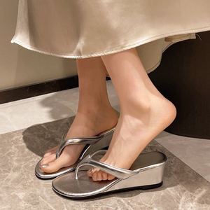 Sandali Donna con Zeppa Trendy 2026 in Pelle PU Metallizzata, Tacco Medio, Infradito e Mules – Supporto Fabbrica Personalizzazione Logo OEM ODM - Product Image 1