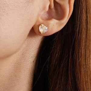 ต่างหูเงินแท้ 925 ชุบทอง 14K รูปหัวใจ ประดับมูนสโตนสีรุ้ง เครื่องประดับน่ารักสำหรับผู้หญิง - Product Image 4