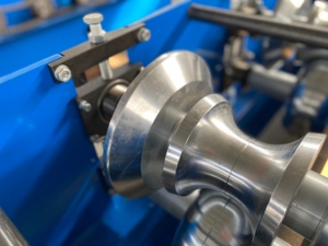 Machine de formage à froid de capuchons de toit fiables, ligne de production d'accessoires de <span class=keywords><strong>toiture</strong></span> métallique flexible <span class=keywords><strong>pour</strong></span> projets de construction - Product Image 5