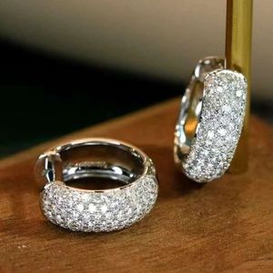 Boucles d'oreilles créoles Xinfly en or 18 carats avec grappe de diamants pavés de 0,85 carat - Product Image 5