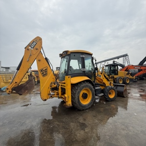 Retroexcavadora JCB 3CX amarilla con tracción en las cuatro ruedas, con cucharón frontal y brazo excavador trasero para uso en obras de construcción. - Product Image 5
