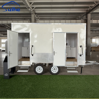 Remorque WC portable moderne et personnalisable de 4 m en panneaux sandwich pour extérieur, écologique, avec raccordement à l'eau.