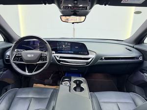 IQ Luxe : le SUV de luxe tout électrique avec Super Cruise, où la audacieuse audacité américaine classique rencontre une puissance intelligente et durable. - Product Image 4