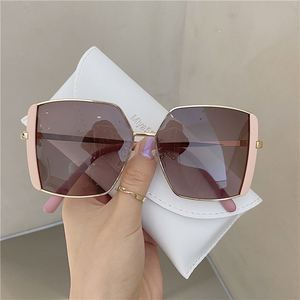 Lunettes de soleil tendance pour hommes et femmes avec logo personnalisé, monture métallique grande taille, protection UV400, lunettes de soleil carrées surdimensionnées pour femmes - Product Image 3