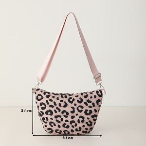 Sac banane matelassé léopard rose en nylon léger avec sangle réglable et poche avant zippée, sac à bandoulière décontracté pour le quotidien - Product Image 6