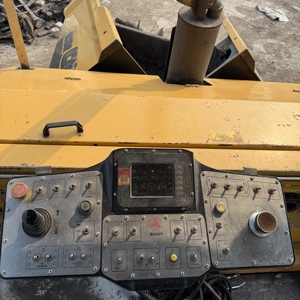 เครื่องปูยางมะตอย Sany SSP90C-8 ปี 2020 มือสอง สำหรับงานก่อสร้างถนน กำลังการผลิต 900 ตัน/ชม. กำลัง 180 กิโลวัตต์ ระบบไฮดรอลิกเต็มรูปแบบ - Product Image 6
