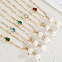 Collier tendance et élégant à deux niveaux en acier inoxydable plaqué or PVD 18 carats avec perles d'eau douce et chaîne satellite en cristal en forme de poire