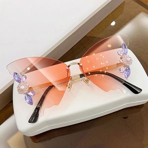 Lunettes de soleil de luxe personnalisées avec logo, strass brillants, sans monture, œil de chat, papillon, en cristal pour femme - Product Image 4