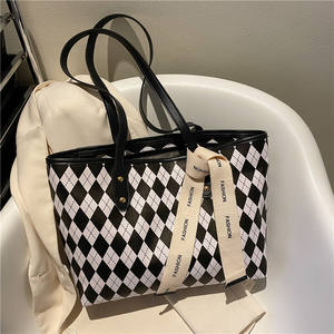 Bolso Tote Grande Vintage de PU con Diseño de Rejilla de Diamantes, Cierre Abierto, Detalle de Remaches, Diseñador para Mujer, Correa Única, Forro de Poliéster 2024 - Product Image 3