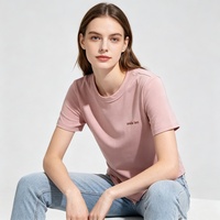 Camiseta Básica de Algodón para Mujer con Cuello Redondo, Color Rosa Sólido, Dobladillo Irregular, Bordado en el Pecho, Personalizable en Color