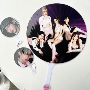Nouveau mini éventail Kpop personnalisé, mignon, double face, en PVC, en forme de cœur, avec support - Product Image 2