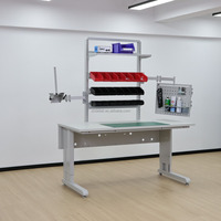 Station de travail d'assemblage de circuits imprimés DETALL conçue pour les laboratoires et les zones de test, avec roulettes mobiles et configuration d'espace de travail flexible