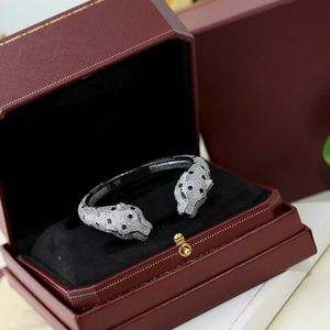 Pulsera con Cabeza de Leopardo Imponente, con Circonitas Brillantes, Esmeralda y Ónix, en Oro Mate, Joyería de Moda - Product Image 6