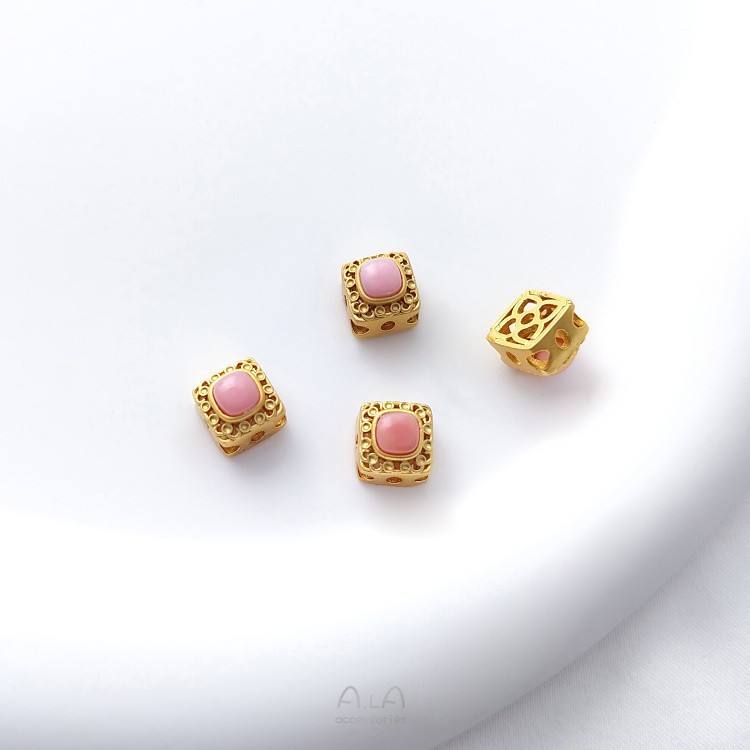 Une perle intercalaire carrée de 7 mm en Queen Shell avec un d