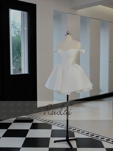 <span class=keywords><strong>Robe</strong></span> de mariée <span class=keywords><strong>civile</strong></span> courte en satin basque avec un grand nœud amovible et détachable, épaules dénudées, Ruolai QD06398 - Product Image 4