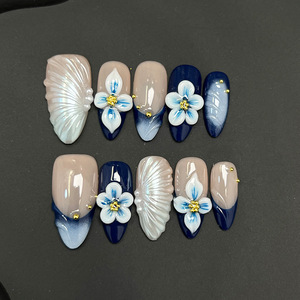 <span class=keywords><strong>Ongles</strong></span> courts en amande faits à la main, <span class=keywords><strong>bleu</strong></span> <span class=keywords><strong>marine</strong></span> français, avec perles 3D et motifs floraux blancs, <span class=keywords><strong>ongles</strong></span> de luxe style sirène, vente en gros - Product Image 3