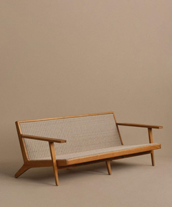 Experimente la elegancia atemporal con este sofá-banco de madera de teca, que cuenta con un respaldo de ratán tejido a mano y elegantes reposabrazos lineales. - Product Image 1