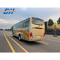 Autocar de tourisme de luxe avec 47 sièges, offrant des logements spacieux et confortables, adaptés aux voyages à courte et longue distance.