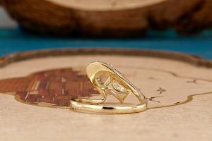 Bague en diamant à coupe radiant et angle incurvé, élégante pour femme, design sculpté moderne avec éclat brillant, parfaite pour le quotidien - Product Image 3