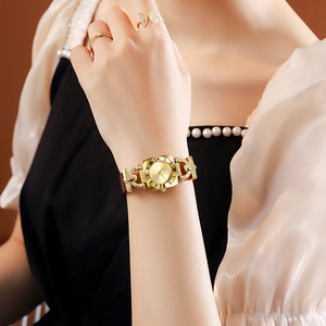 Reloj de pulsera de cuarzo con correa de cuero negra y números romanos cuadrados dorados para mujer, elegante reloj de vestir vintage para fiesta u oficina - Product Image 3