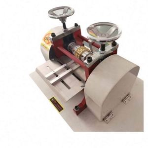 Machine de précision hydraulique pour le gaufrage de ceintures en cuir véritable, le repassage de sangles, le placage à rouleaux à température, le polissage et le traitement thermique personnalisé - Product Image 3