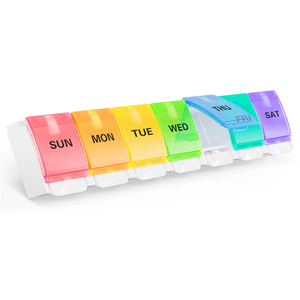 Boîte à pilules hebdomadaire à 7 compartiments en plastique avec couvercle et logo personnalisé - Product Image 3