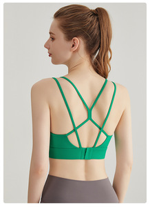 Sujetadores deportivos de yoga para mujer al por mayor con doble tirante fino, cierre trasero cruzado, acolchados, elásticos, para fitness, pilates y gimnasio - Product Image 4