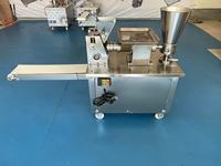 Machine automatique pour la fabrication de tourtes à la viande, de raviolis, de pelmeni, de pierogi, de gyozas, de boulettes, d'empanadas et de samosas