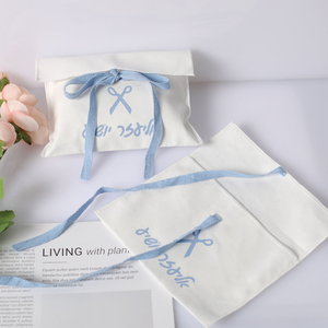 Pochette de luxe personnalisée avec logo imprimé pour bijoux, sac enveloppe en velours à rabat - Product Image 4