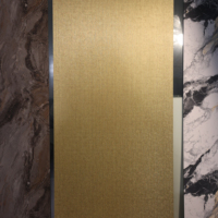 Panel de Pared Interior de WPC Sólido con Textura de Tela Dorada de 1.2m de Ancho y 2.8m de Alto, Resistente al Agua, al Fuego y al Formaldehído