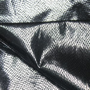Tela elástica con reverso de punto y patrón de piel de serpiente en cuero sintético para uso en prendas de vestir - Product Image 1