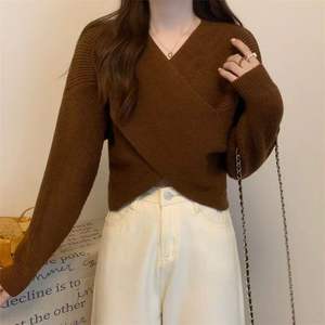 Pull sexy en tricot croisé à col en V de style européen et américain pour femmes, vêtements d'automne décontractés à manches longues avec logo sur le devant - Product Image 6