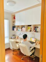 Meuble de salon modulaire personnalisé : bibliothèque traditionnelle, bureau intégré et panneaux en bois stratifié pour toute la maison