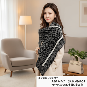 Foulard Quadrato con Lettera G 70x70cm in Poliestere, Accessorio di Moda per Donne - Product Image 3