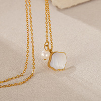 Collier élégant en acier inoxydable avec perles et coquillages, accessoire polyvalent pour femme au style raffiné