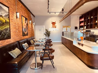 Ensemble de mobilier de café en velours, comptoir en bois pour café, design commercial pour restaurant