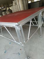 Scène d'événement extérieur rouge pour concerts, assemblée, avec pieds réglables en hauteur et escalier