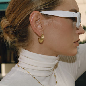 Orecchini Minimalisti J&D, Eleganti Orecchini a C in Acciaio Inossidabile Martellato e Traforato per Donna, Gioielli alla Moda - Product Image 4